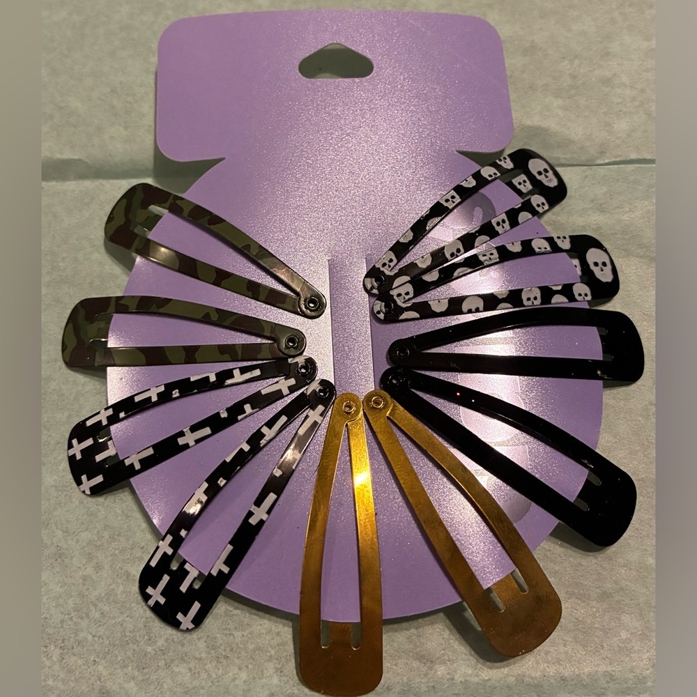 Claire's Black and Gold Skull & Cross Snap Hair Clip Set